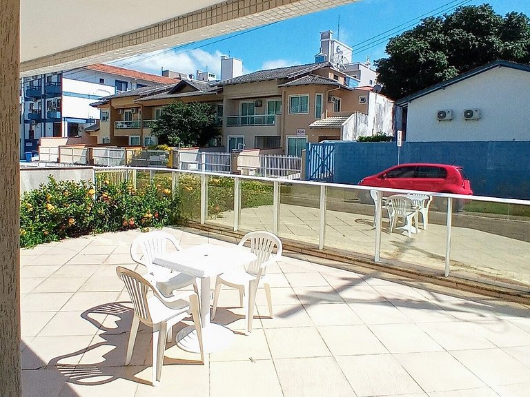 AR-001 Apartamento espaçoso com pátio privativo, excelente l