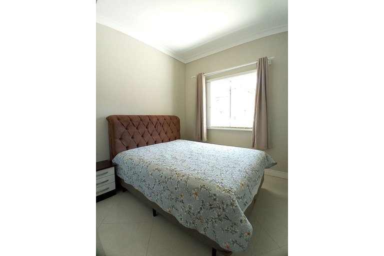 AR-001 Apartamento espaçoso com pátio privativo, excelente l