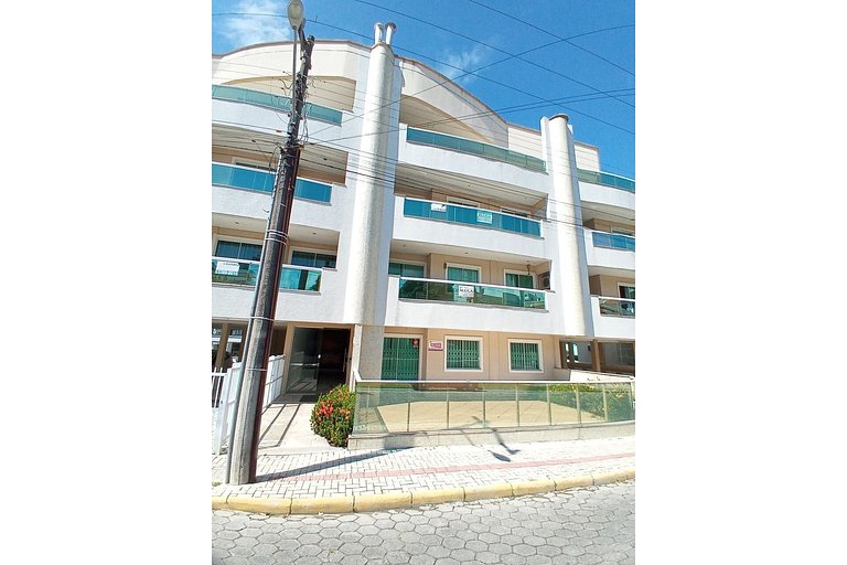 AR-001 Apartamento espaçoso com pátio privativo, excelente l