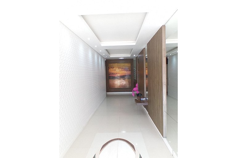 AR-001 Apartamento espaçoso com pátio privativo, excelente l