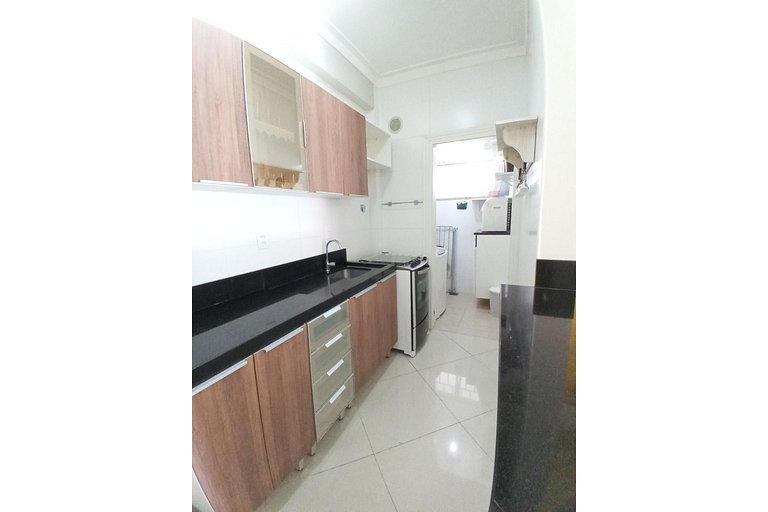 AR-001 Apartamento espaçoso com pátio privativo, excelente l