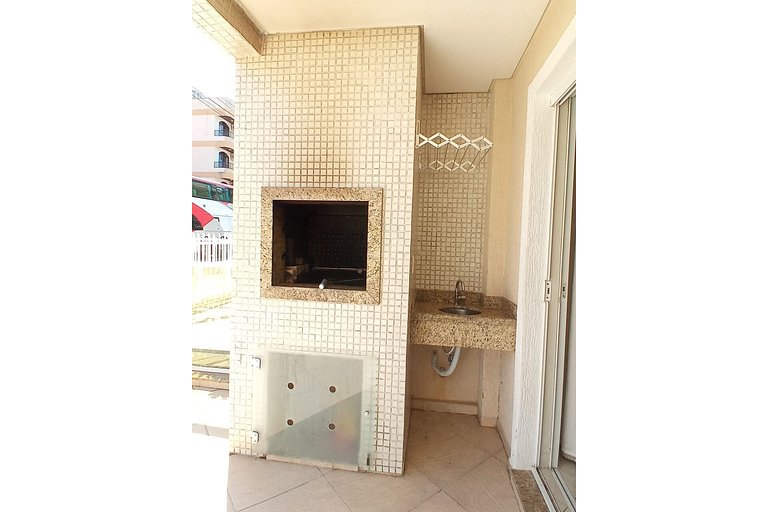 AR-001 Apartamento espaçoso com pátio privativo, excelente l