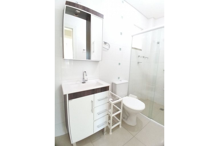 AR-001 Apartamento espaçoso com pátio privativo, excelente l