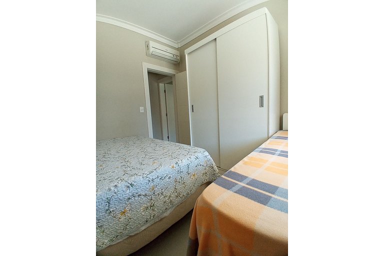 AR-001 Apartamento espaçoso com pátio privativo, excelente l