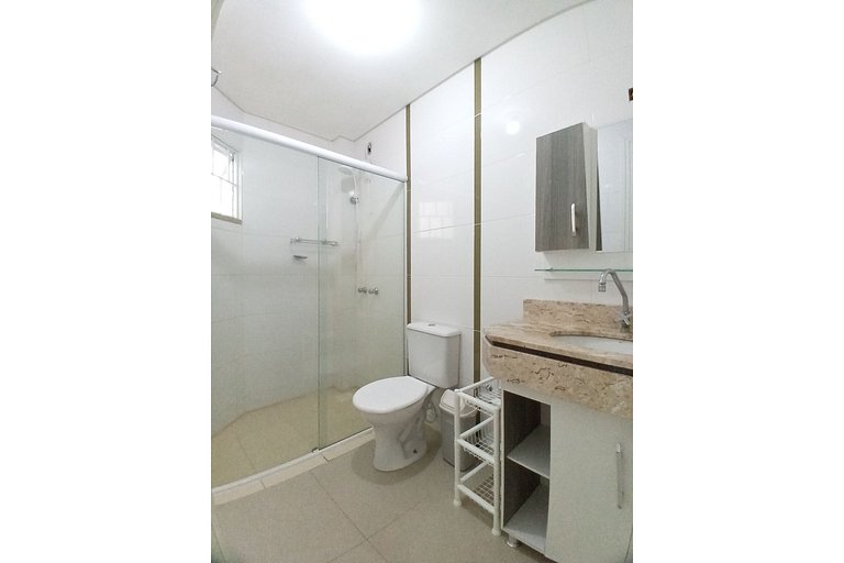 AR-001 Apartamento espaçoso com pátio privativo, excelente l