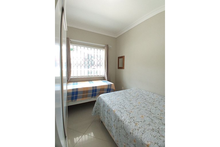 AR-001 Apartamento espaçoso com pátio privativo, excelente l