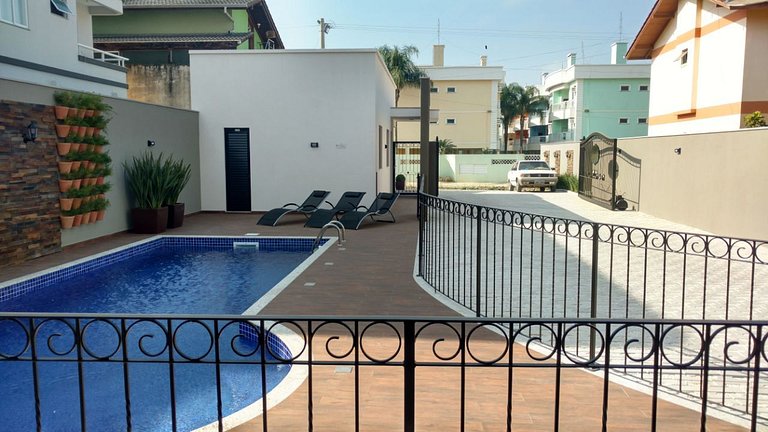 VAR-205B Departamento amplio en condomínio cerrado con pisci