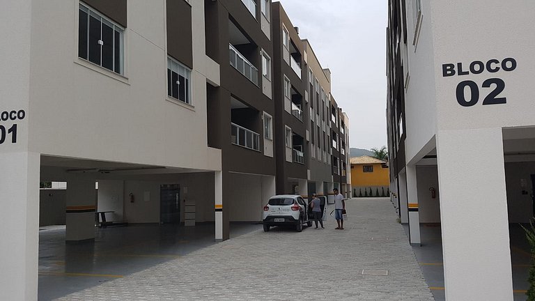 VAR 204B Dpto amplio en condominio con piscina