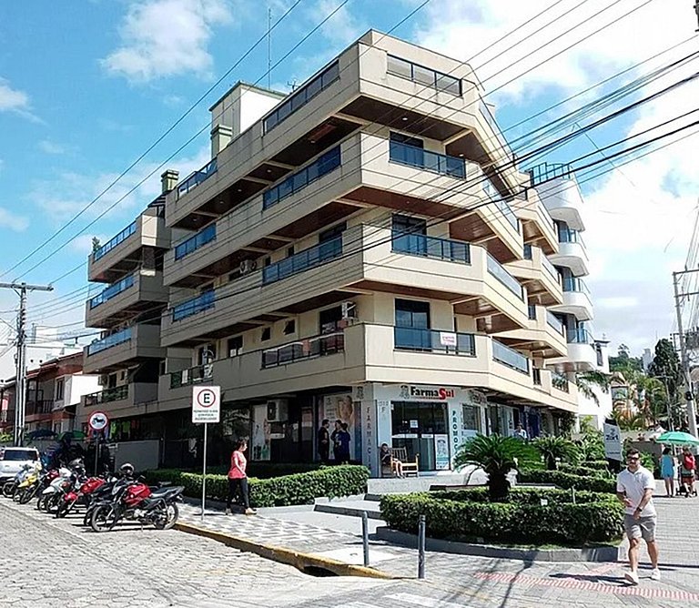 AM-303 Dpto a 50m del mar en centro de Bombinhas