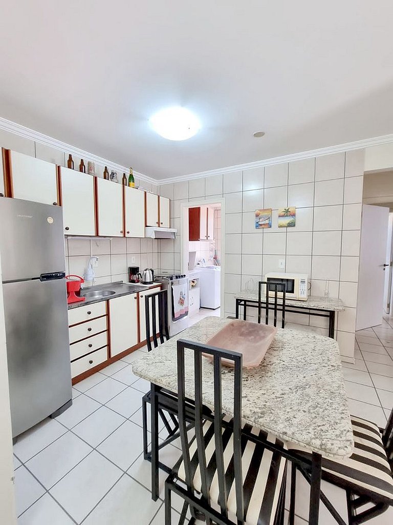 AM-303 Dpto a 50m del mar en centro de Bombinhas