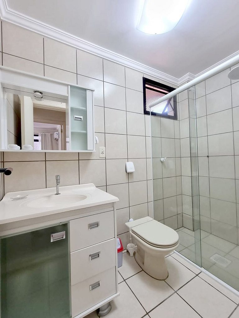 AM-303 Dpto a 50m del mar en centro de Bombinhas