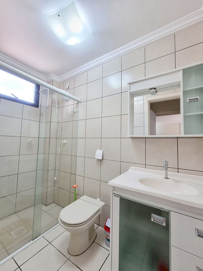 AM-303 Dpto a 50m del mar en centro de Bombinhas