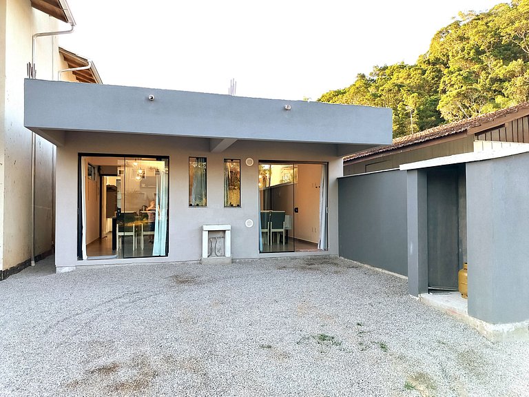 RJ164-02 Lindo Apto com Piscina e vista ao morro