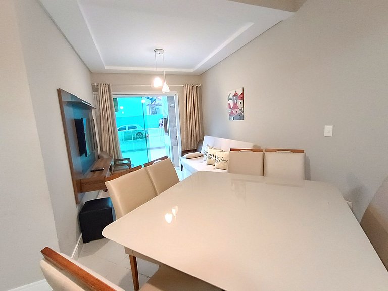 AR-001 Apartamento espaçoso com pátio privativo, excelente l