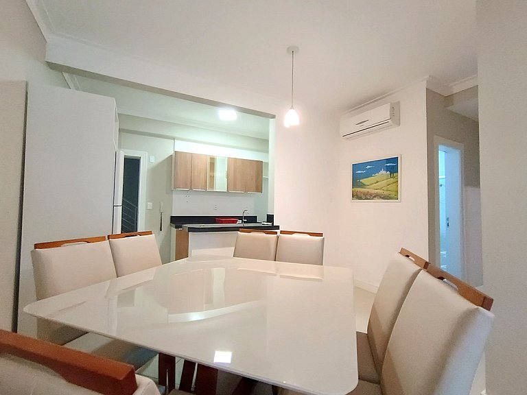 AR-001 Apartamento espaçoso com pátio privativo, excelente l