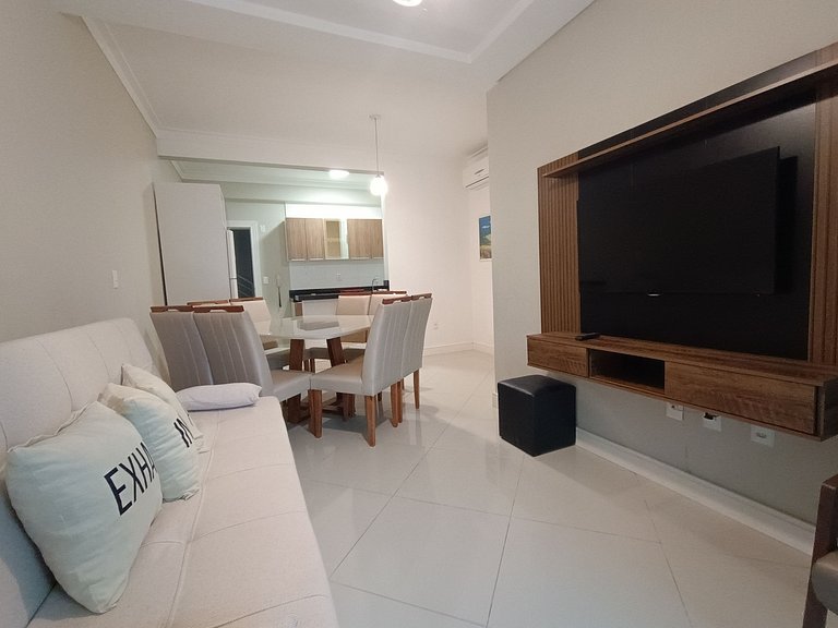 AR-001 Apartamento espaçoso com pátio privativo, excelente l