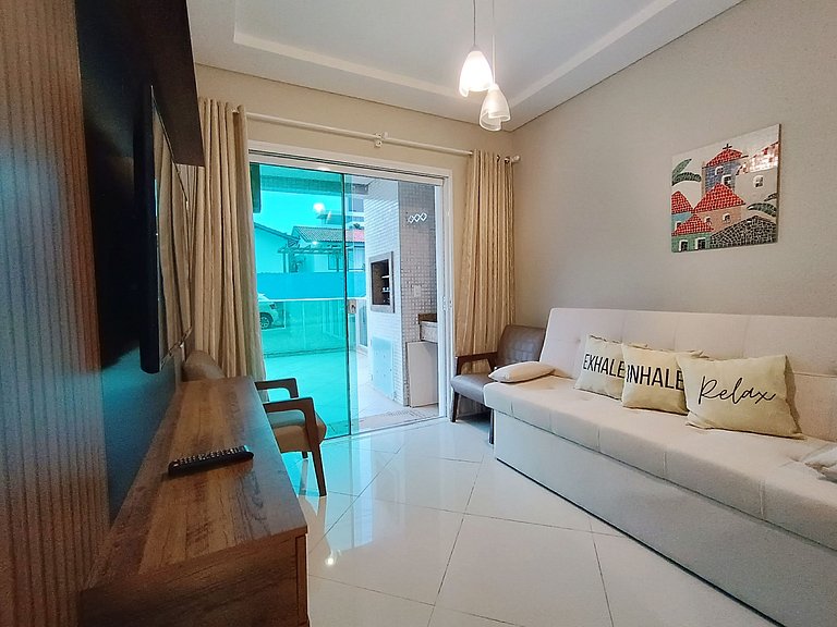 AR-001 Apartamento espaçoso com pátio privativo, excelente l