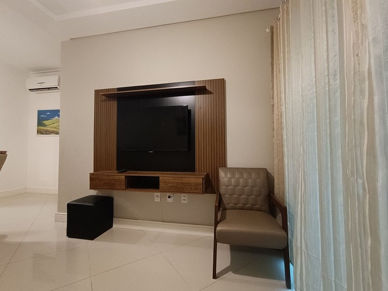 AR-001 Apartamento espaçoso com pátio privativo, excelente l