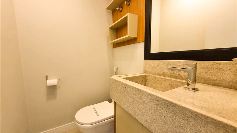 ML-301 Amplo apto no centro de Bombinhas