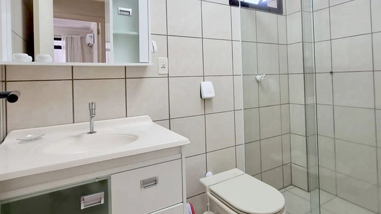 AM-303 Apto a 50m do mar no centro de Bombinhas