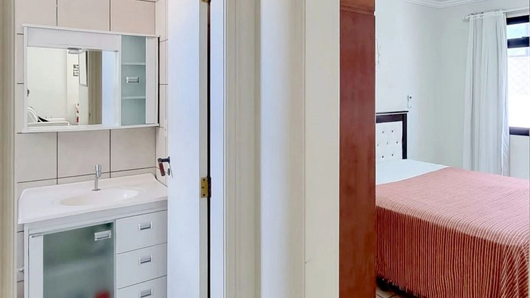 AM-303 Dpto a 50m del mar en centro de Bombinhas