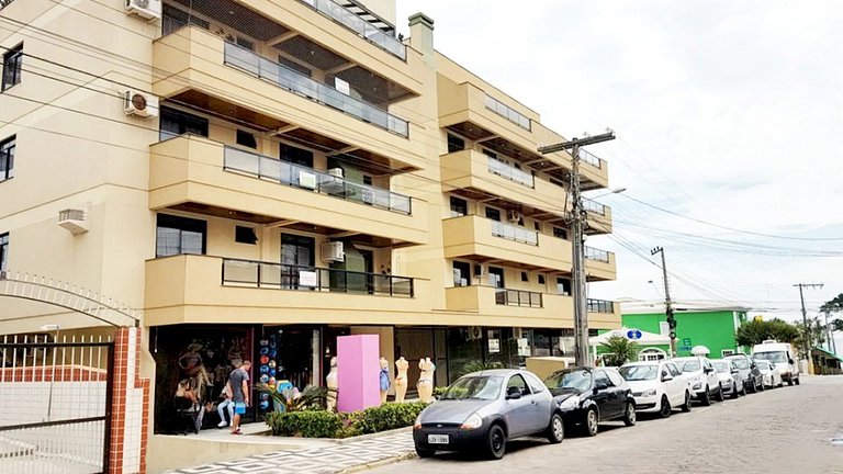 AM-303 Dpto a 50m del mar en centro de Bombinhas