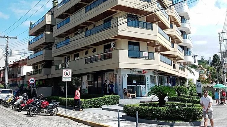 AM-303 Apto a 50m do mar no centro de Bombinhas